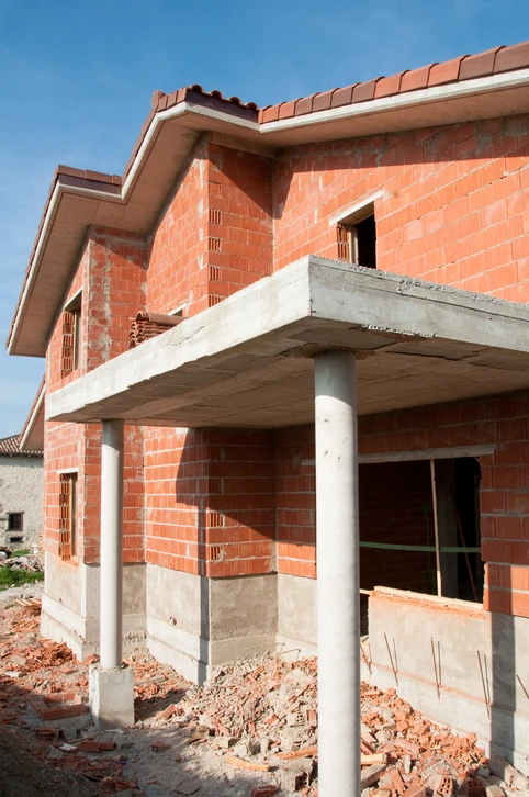 Chantier de construction r&eacute;sidentielle en cours, maison individuelle &agrave; &eacute;tage en phase de gros &oelig;uvre