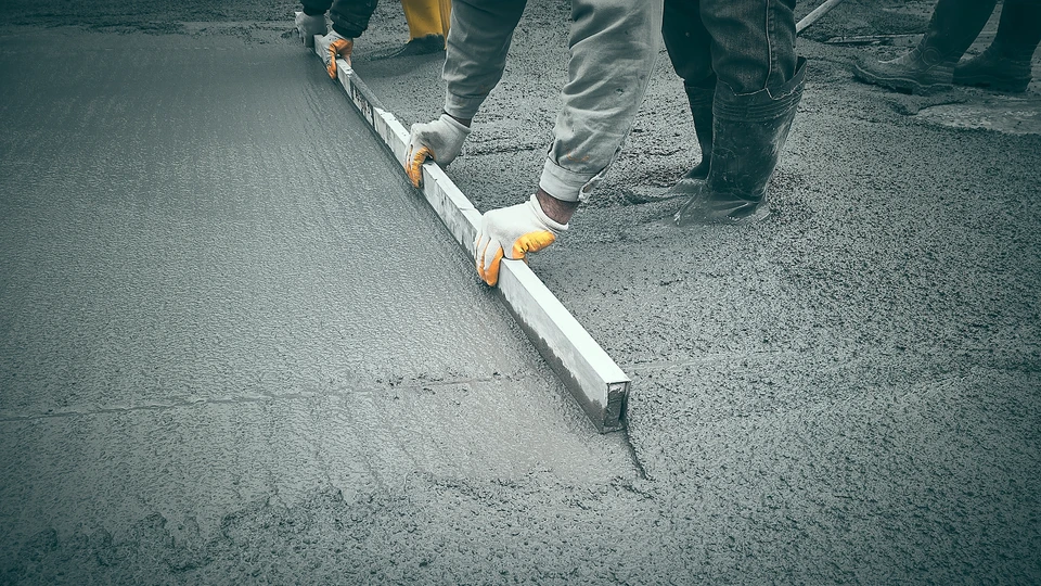 Chantier extérieur de bétonnage avec ouvriers en action