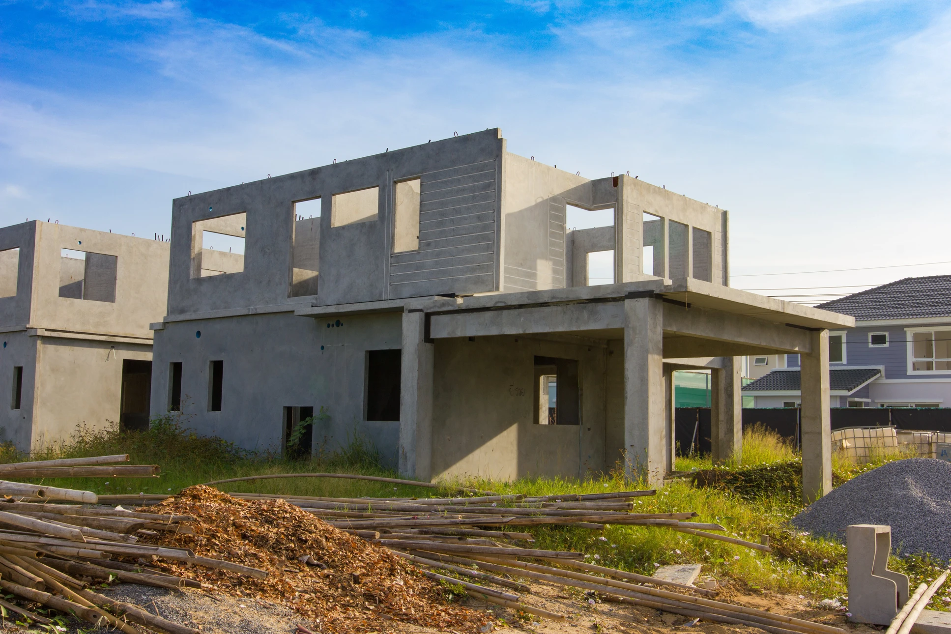 Chantier de construction r&eacute;sidentielle en cours, maison individuelle &agrave; deux niveaux avec &eacute;chafaudages m&eacute;talliques