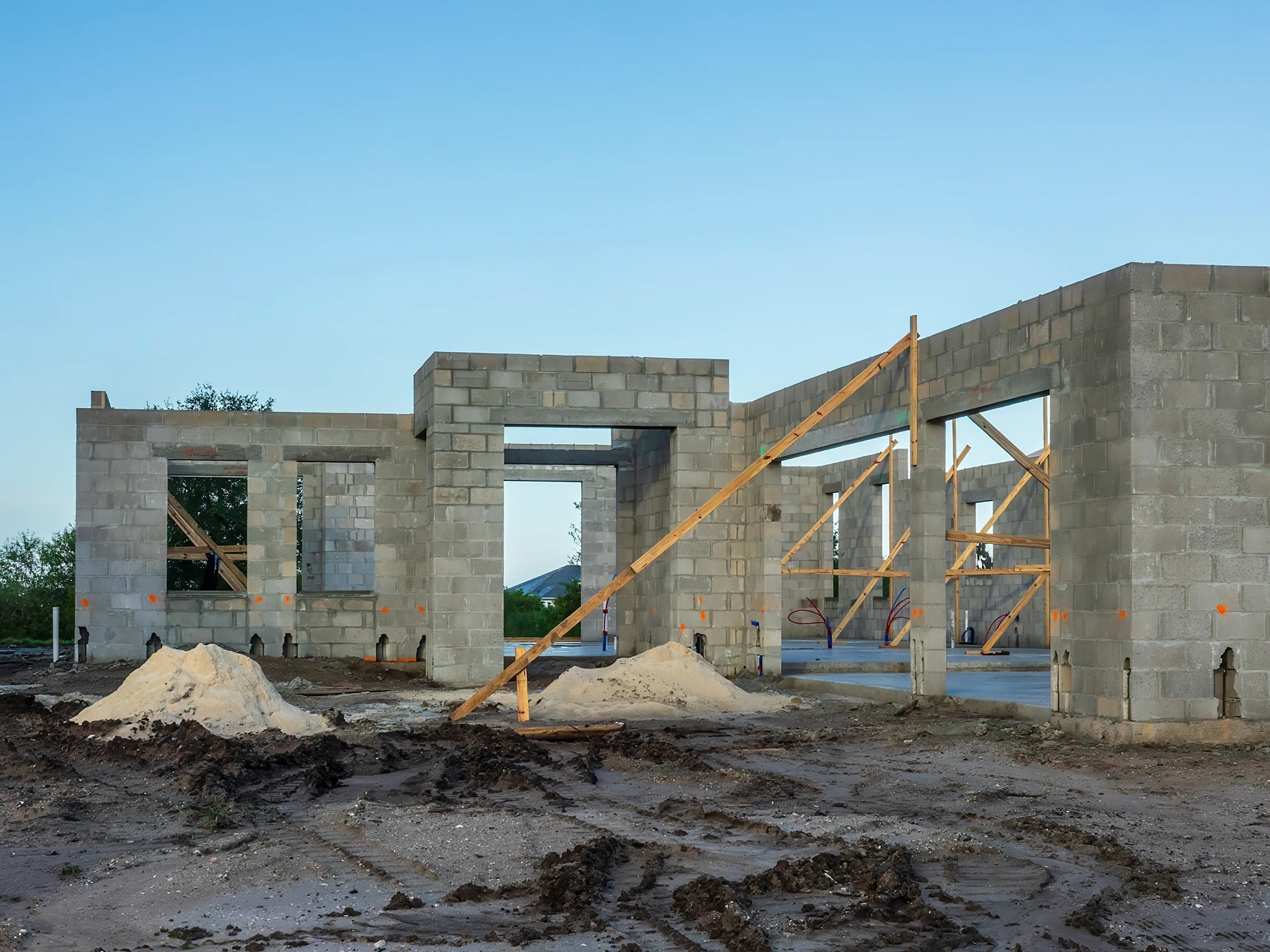 Chantier de construction résidentielle en cours avec maisons individuelles en maçonnerie