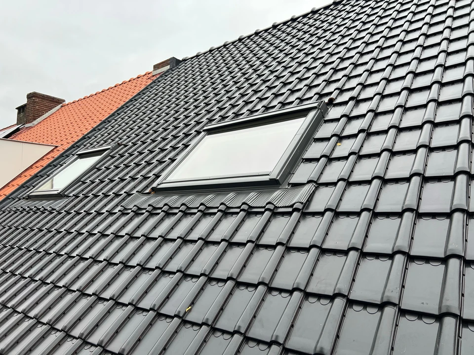 Travaux de toiture, nouveau revêtement d'un toit en tuiles